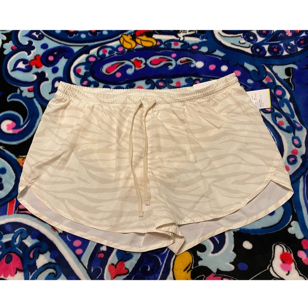 Old navy women’s athletic run shorts - Picture 2 of 11